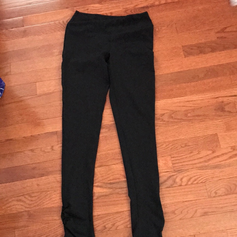 Black Gaiam athletic leggings.